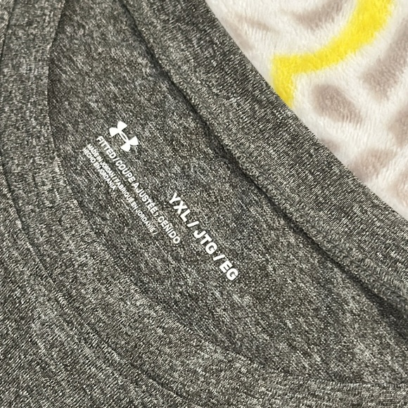 Under Armour kids YXL gray black long sleeved t-shirt play cond READ DESCRIPTION - Picture 4 of 9